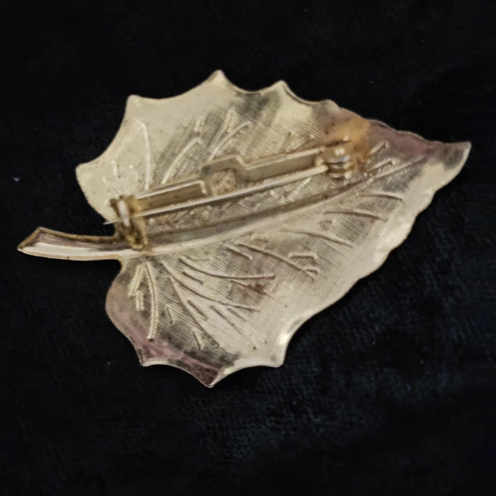 Gold Leaf Cameo Brooch - Picture 9 of 9